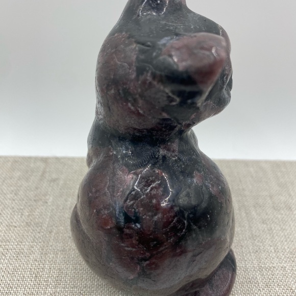 Garnet in Astrophyllite Cat carving - Picture 8 of 10